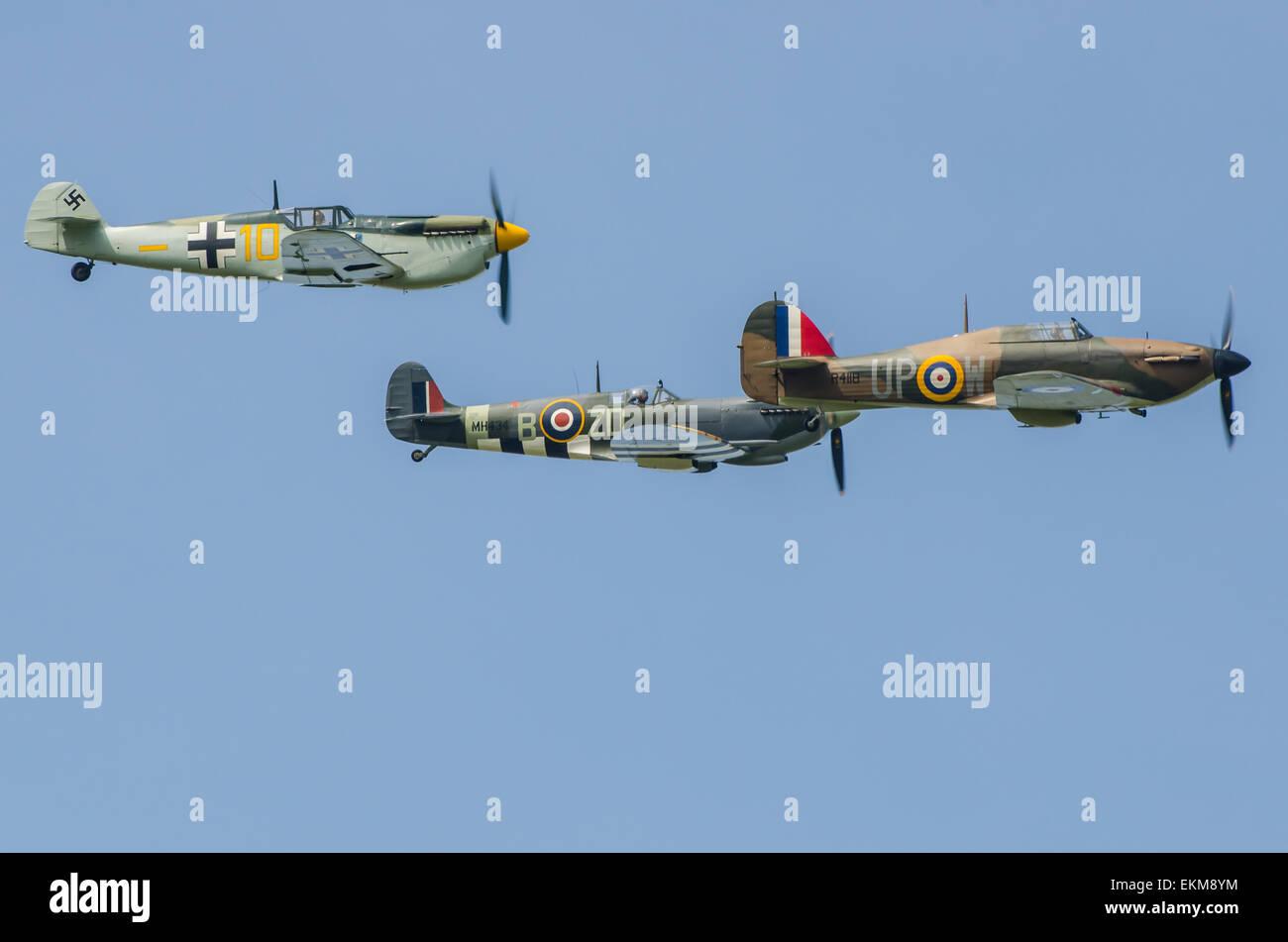 Essershmitt «Bf109' (en fait un Buchon - voir description) Spitfire et Hurricane en formation à un meeting aérien. Seconde Guerre mondiale les avions de chasse. La DEUXIÈME GUERRE MONDIALE Banque D'Images