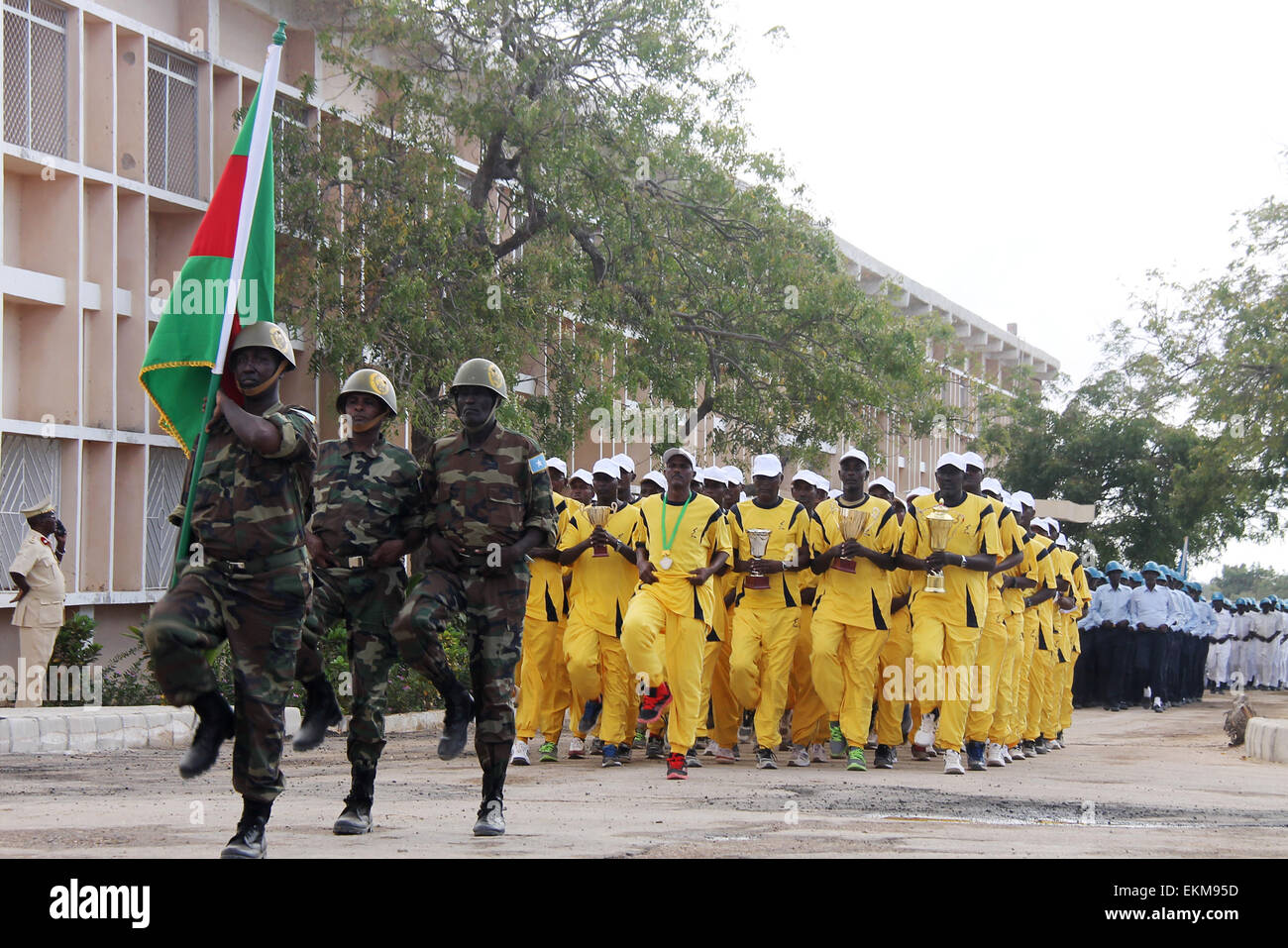 Mogadiscio, Somalie. Apr 12, 2015. Soldats somaliens prennent part à un défilé militaire au cours d'une cérémonie célébrant le Forces armées somaliennes' 55e anniversaire à Mogadishu, Somalie, le 12 avril 2015. Credit : Faisal Miu/Xinhua/Alamy Live News Banque D'Images