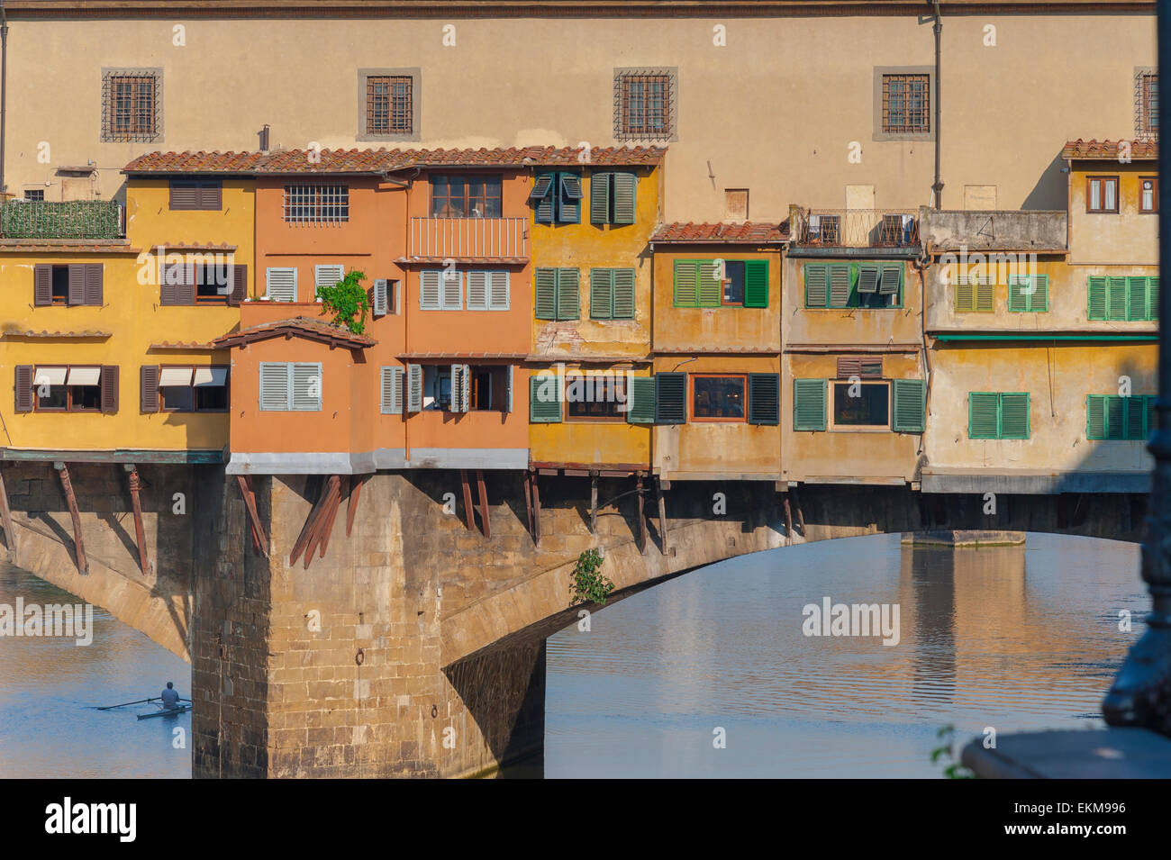 Pont de Florence, vue sur les bâtiments colorés construits dans le Ponte Vecchio à Florence, Toscane, Italie. Banque D'Images