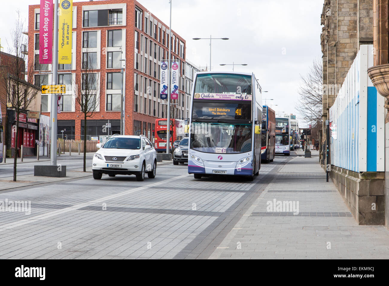 Salford, partie du Greater Manchester avec un bus Banque D'Images