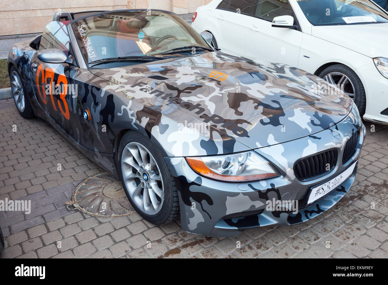 Saint-pétersbourg, Russie - le 11 avril 2015 : BMW Z4 roadster voiture avec des couleurs de camouflage se stratifie sur la rue, à proximité u Banque D'Images