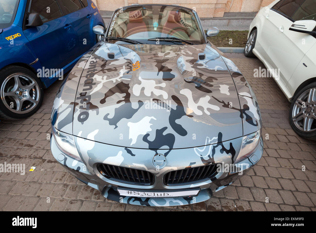 Saint-pétersbourg, Russie - le 11 avril 2015 : BMW Z4 roadster voiture avec des couleurs de camouflage se stratifie sur la rue, gros plan Banque D'Images