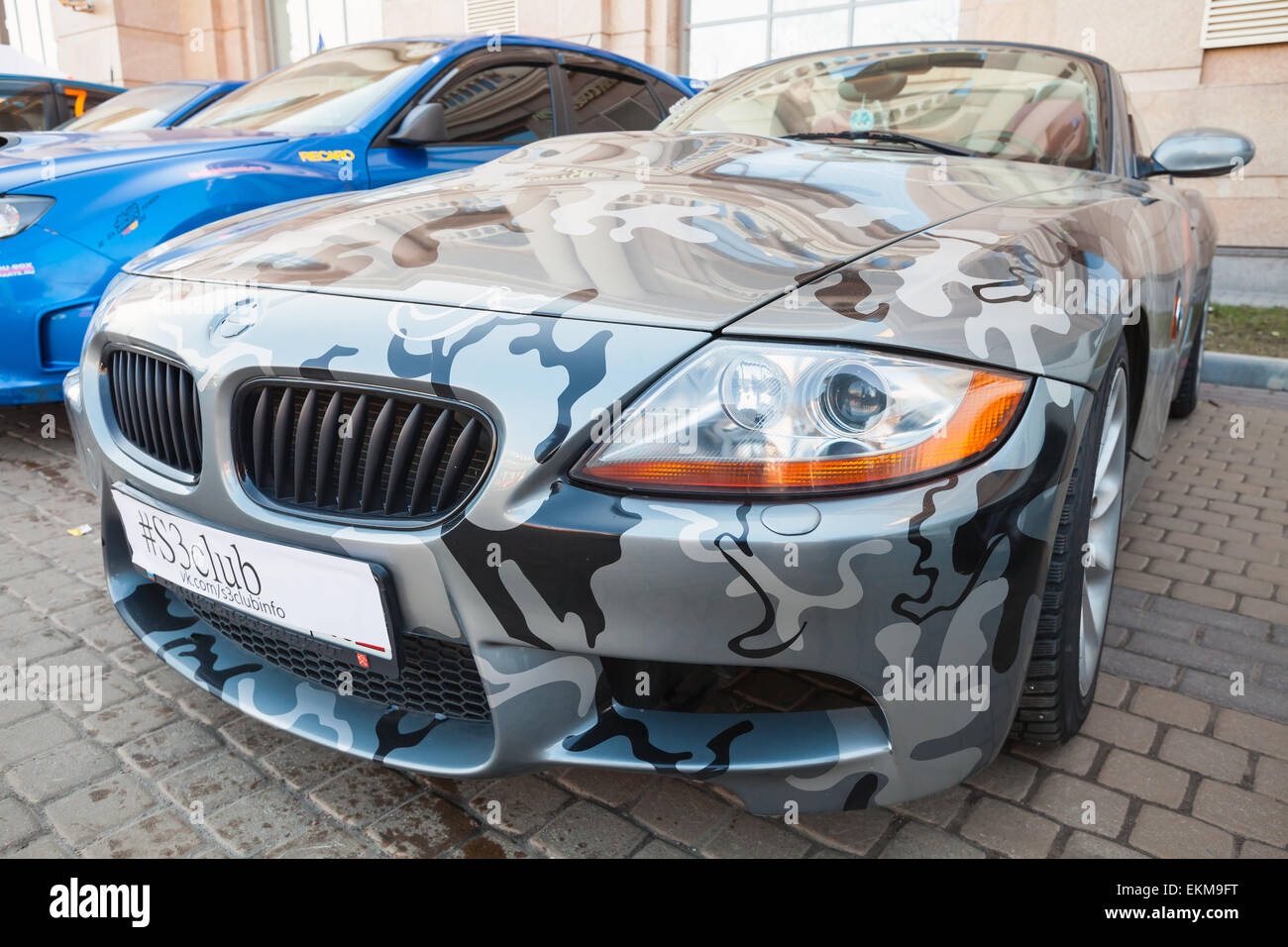 Saint-pétersbourg, Russie - le 11 avril 2015 : BMW Z4 roadster voiture avec des couleurs de camouflage est garée dans la rue Banque D'Images