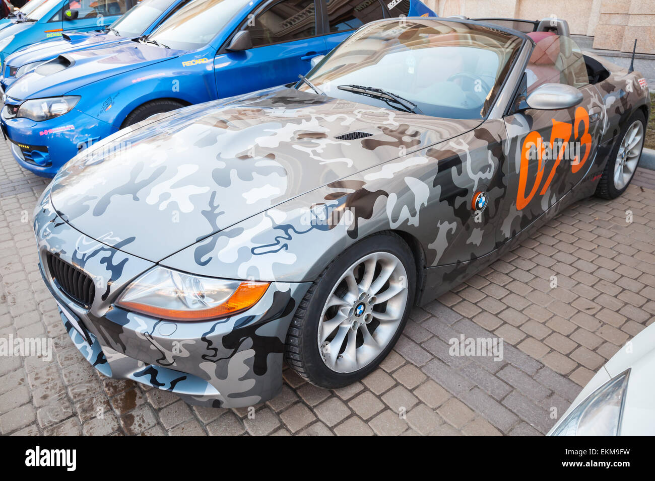 Saint-pétersbourg, Russie - le 11 avril 2015 : BMW Z4 roadster voiture avec des couleurs de camouflage se stratifie sur rue Banque D'Images