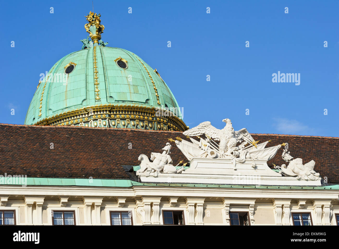 Sculptures sur le haut de l'aile de la chancellerie impériale de la Hofburg, Vienne, Autriche. Banque D'Images