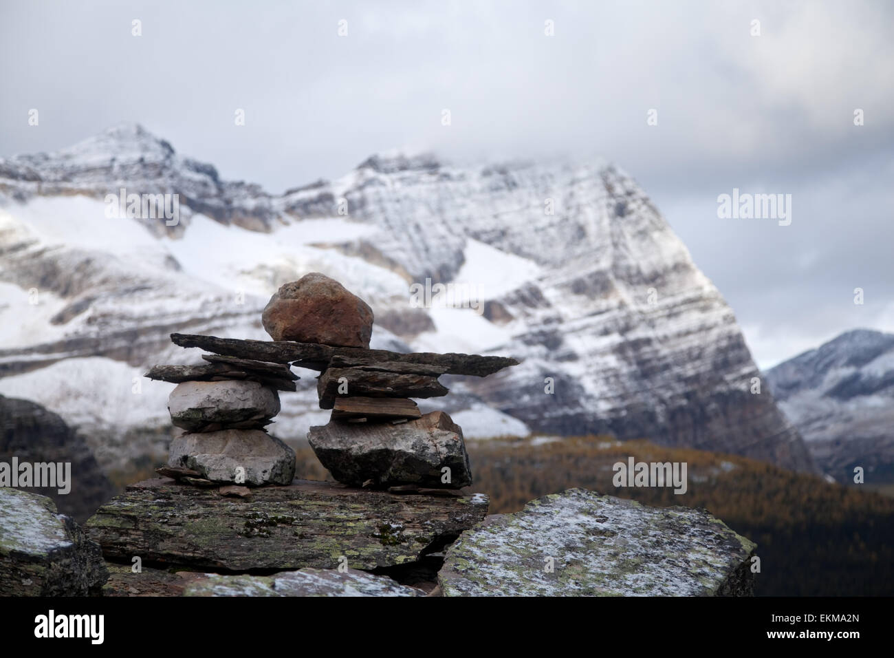 Statue en pierre de Inukshuk (symbole d'Inuits) contre les Rocheuses canadiennes. Le parc national Yoho. La Colombie-Britannique. Le Canada. Banque D'Images