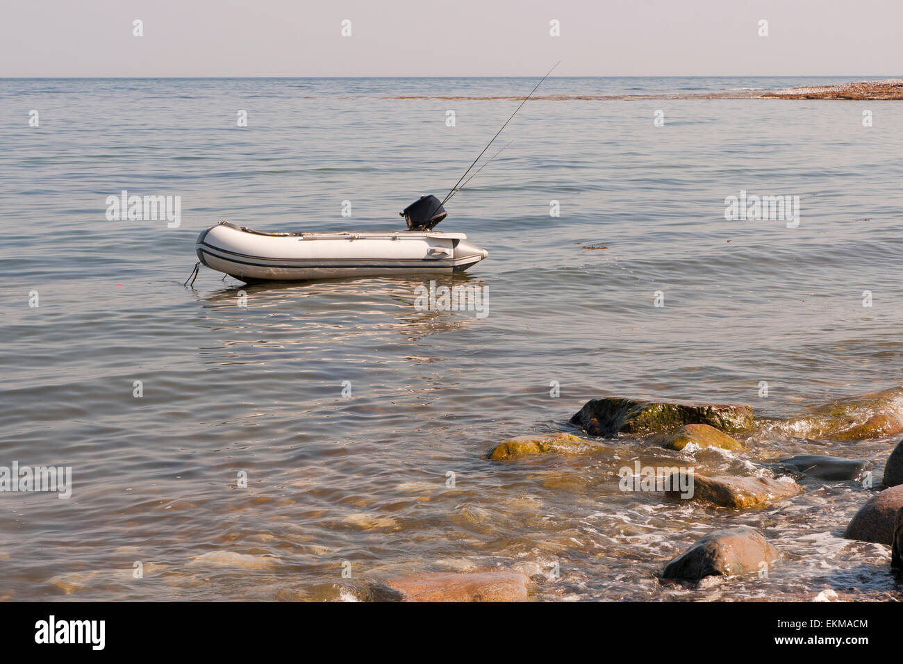 Canot en caoutchouc à une plage danoise un jour d'été Banque D'Images