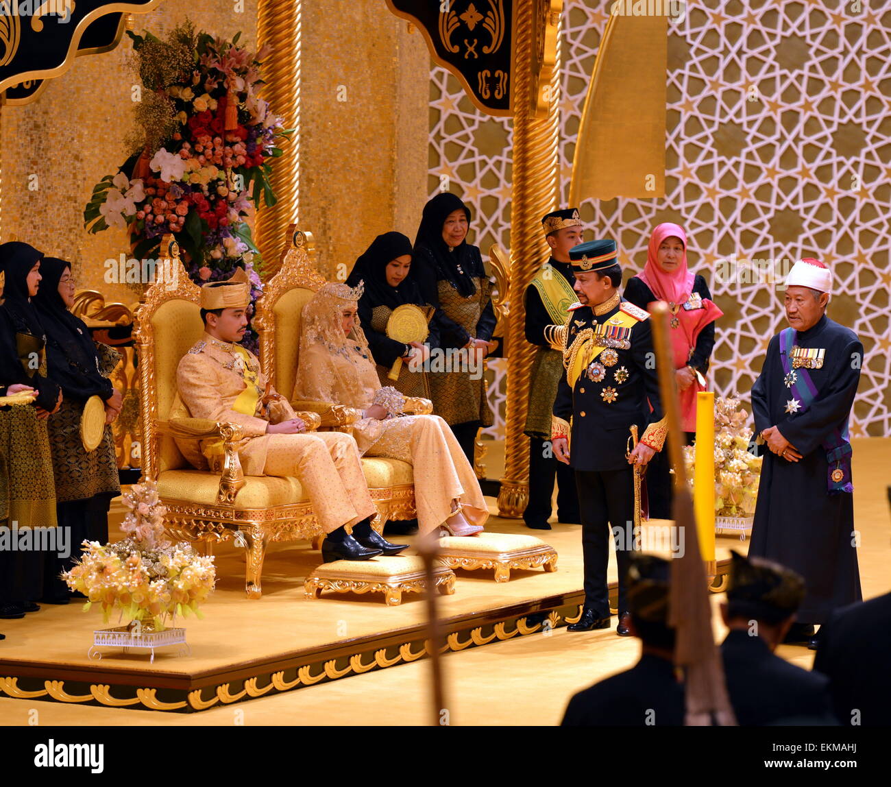 Bandar Seri Begawan, Brunei. 12 avril, 2015. Brunéi le Sultan Hassanal Bolkiah (2e R avant) assiste à la cérémonie de mariage royale de son fils le Prince Abdul Malik et Dayangku Raabi'atul 'Adawiyyah Pengiran Haji Bolkiah dans l'Nurul Iman Palace à Bandar Seri Begawan, Brunei, le 12 avril 2015 Crédit : © Xinhua/Alamy Live News Banque D'Images