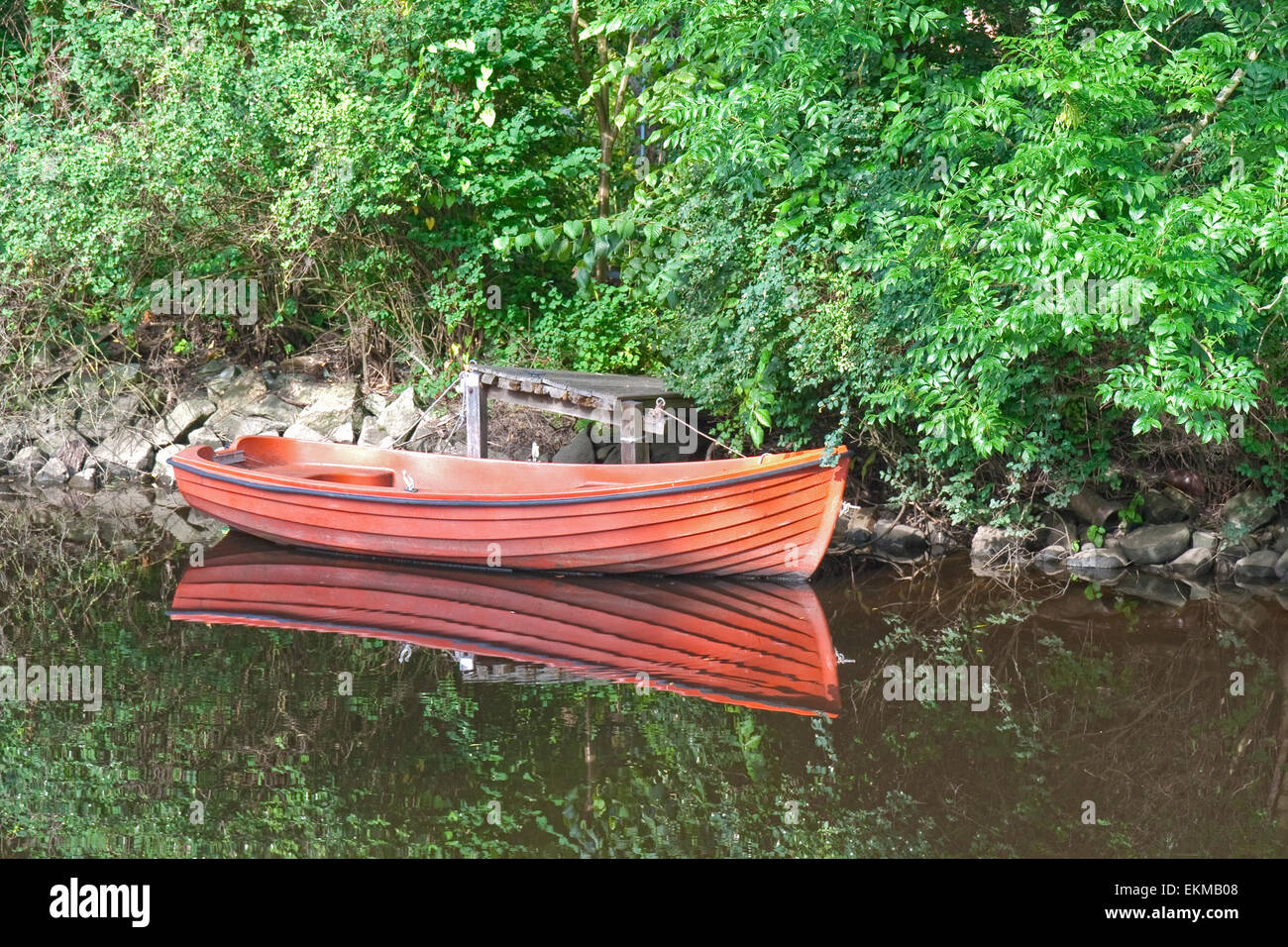 Réflexions d'un canot dans un canal à Friedrichstadt, Allemagne Banque D'Images