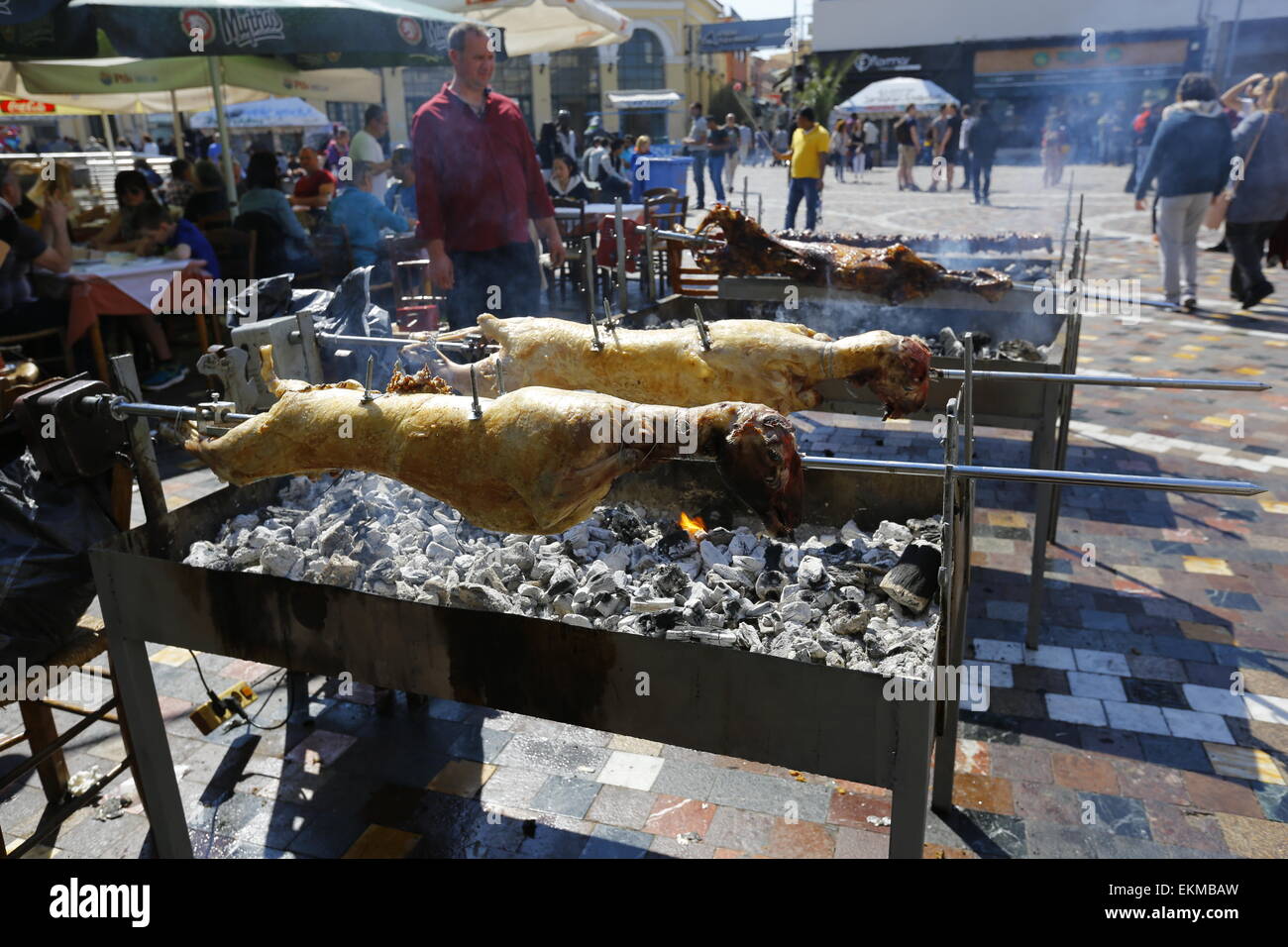 Athènes, Grèce. 12 avril 2015. Les agneaux sont à la broche sur le barbecue  à la place Monastiraki à Athènes. Les touristes grecs et de célébrer le  dimanche de Pâques orthodoxe et