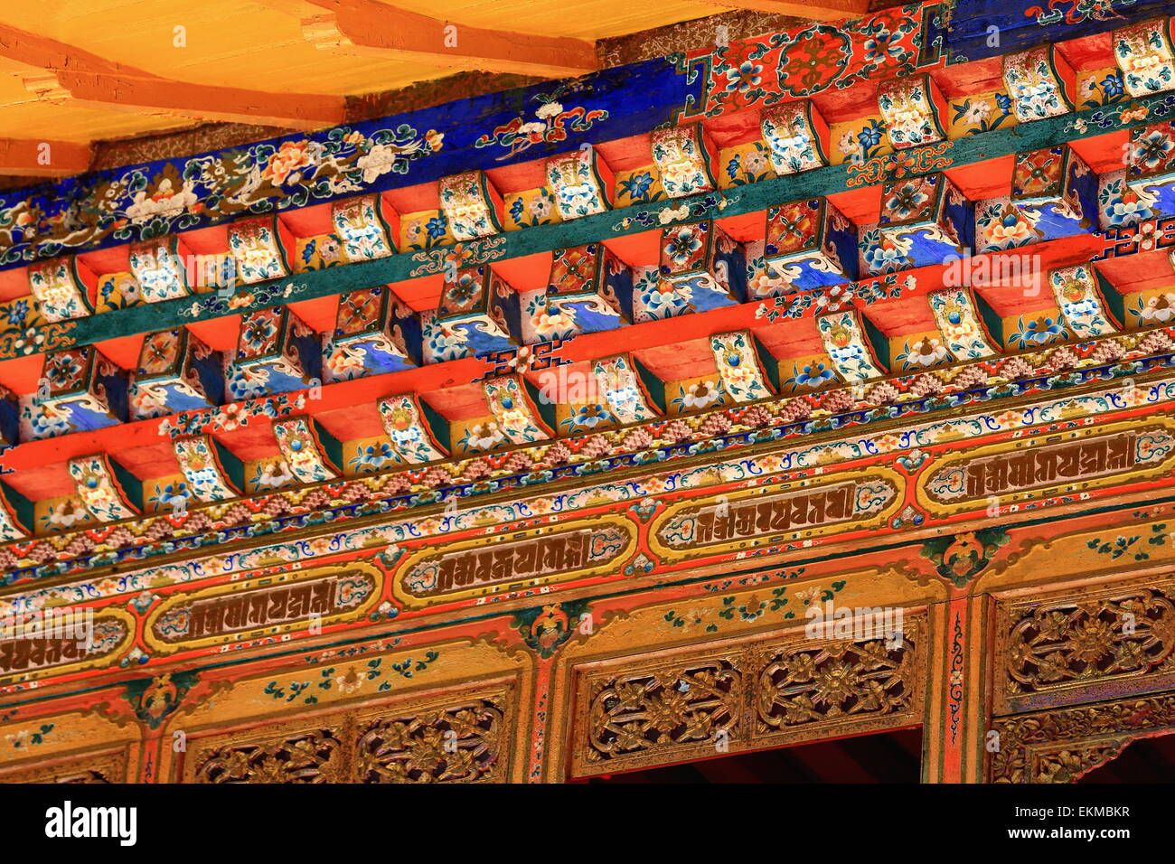 Linteau en bois sculpté polychrome-colonnes-piliers-chevrons de passerelle de pavilion dans Norbulingka-Jeweled Park complex. Lhasa-Tibet. Banque D'Images