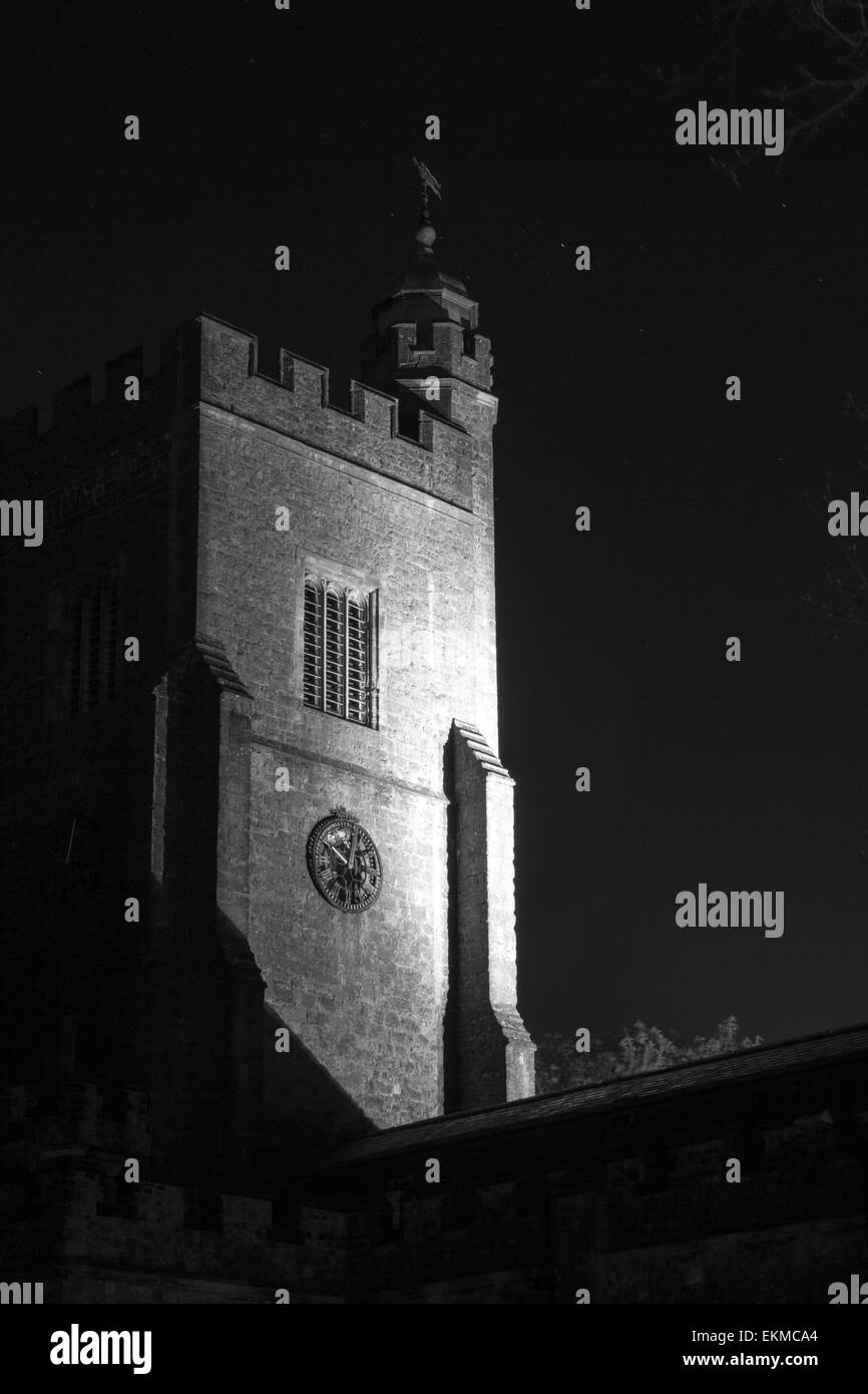 Un noir et blanc photographie de nuit de St Nicholas Church Sevenoaks Kent Banque D'Images