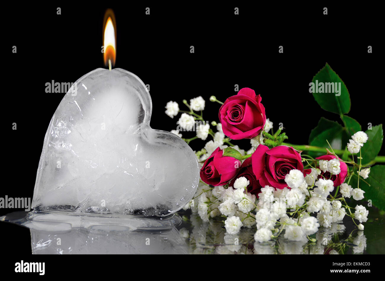 La fonte des glaces avec la flamme du cœur et rose bouquet. Banque D'Images