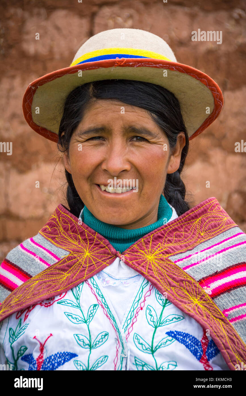 Femme Quechua portant des vêtements traditionnels et hat dans Misminay Village, Vallée Sacrée, le Pérou. Banque D'Images