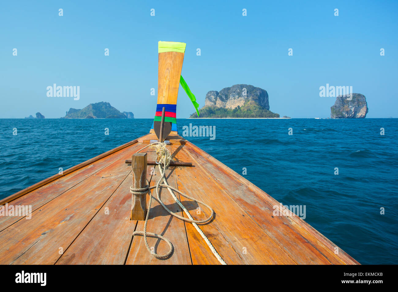 Bateau Longtail au Tropical Beach dans la mer d'Andaman, Thaïlande Banque D'Images