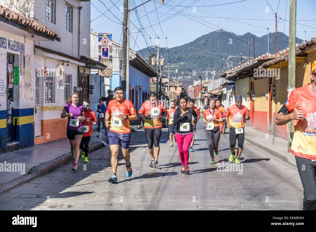 Groupe déterminé de coureurs groupés à San Cristobal de las Casas demi-marathon qui attire des coureurs de villes environnantes Banque D'Images