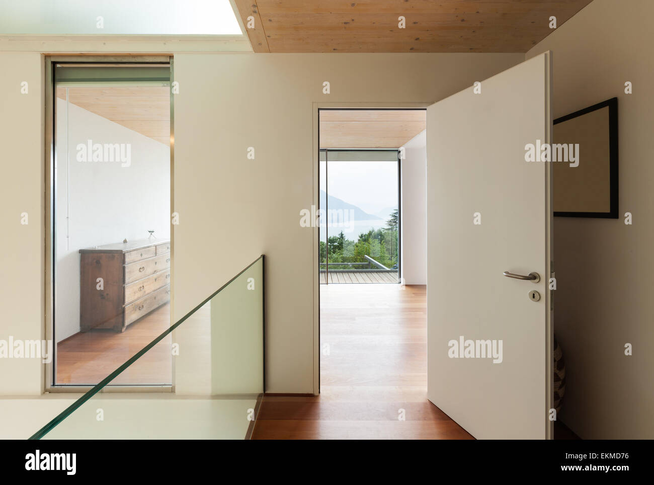 L'intérieur, maison moderne, prix vue depuis le couloir Banque D'Images