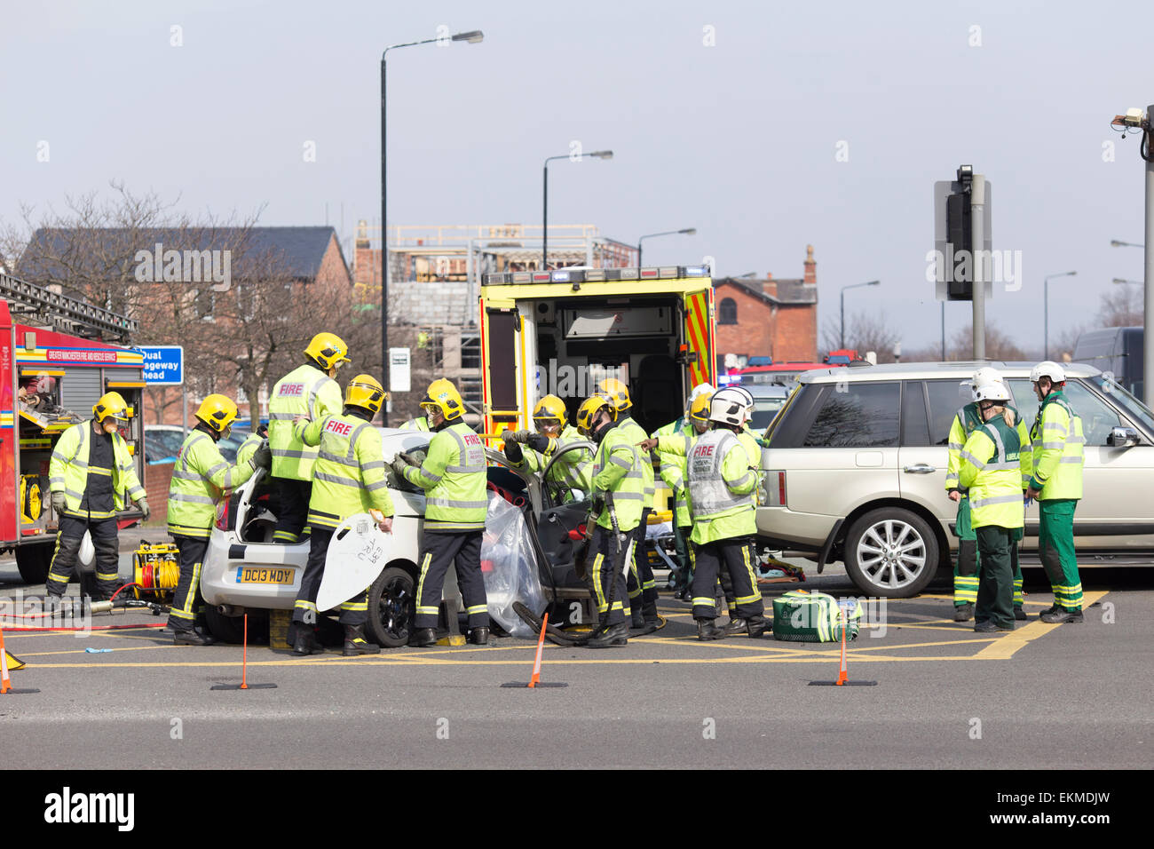 Chris Bull . WED 8-4-15. ALTRINCHAM , Feu et ambulanciers assister à une collision entre une Ford Ka et une Range Rover Banque D'Images