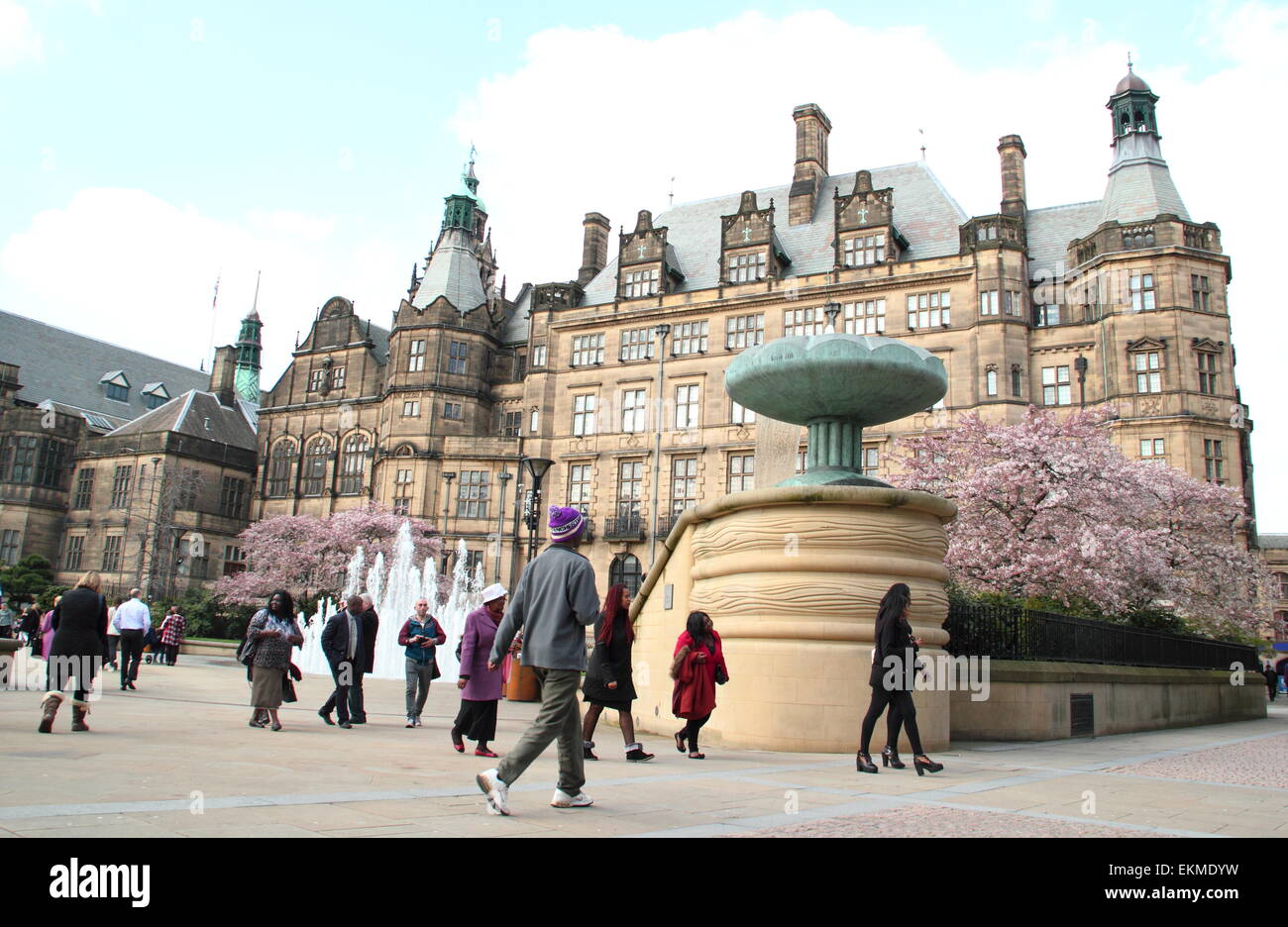 Les piétons traversent les jardins de la paix de Sheffield dominé par la ville de ville, Sheffield, South Yorkshire, UK - printemps Banque D'Images