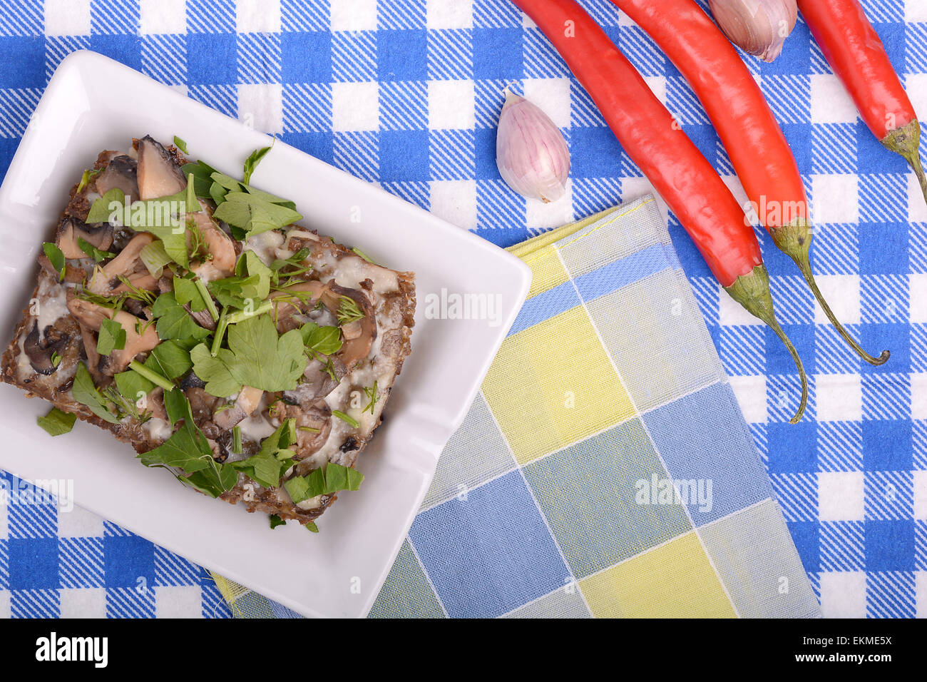 Salade de champignons et de poivrons rouges on white plate Banque D'Images