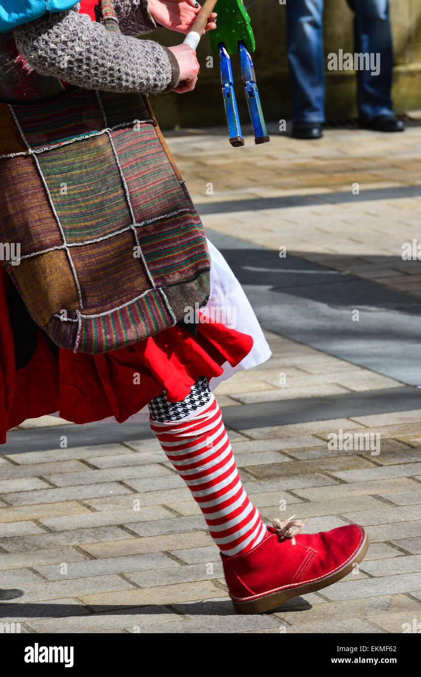 Rouge et Rose excentrique les vêtements et les chaussures portés par une jeune fille aux Nations Unies International festival celtique à Derry, Londonderry, Banque D'Images