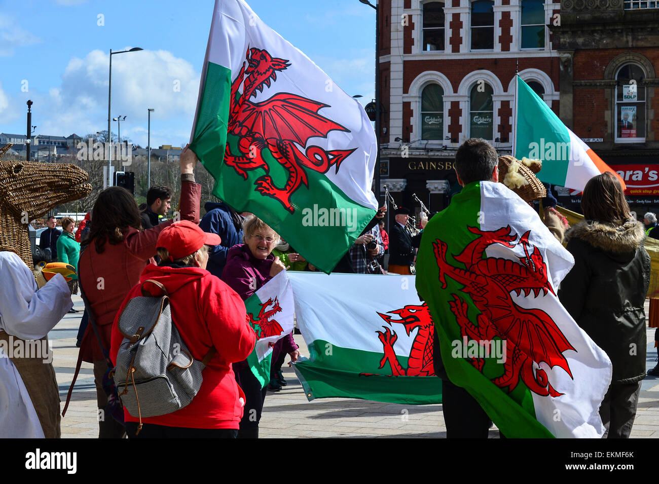 Gens portant le drapeau national du pays de Galles à la casserole le monde Celte International festival à Derry, Londonderry Banque D'Images