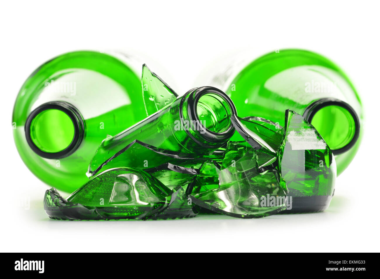 Morceaux de verre cassé sur fond blanc. Le recyclage. Banque D'Images