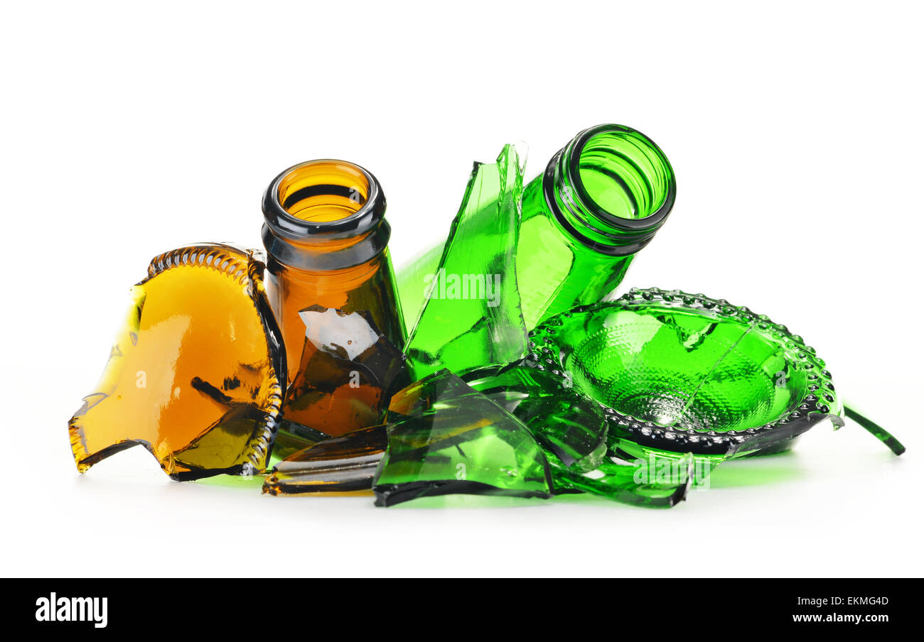 Morceaux de verre cassé sur fond blanc. Le recyclage. Banque D'Images