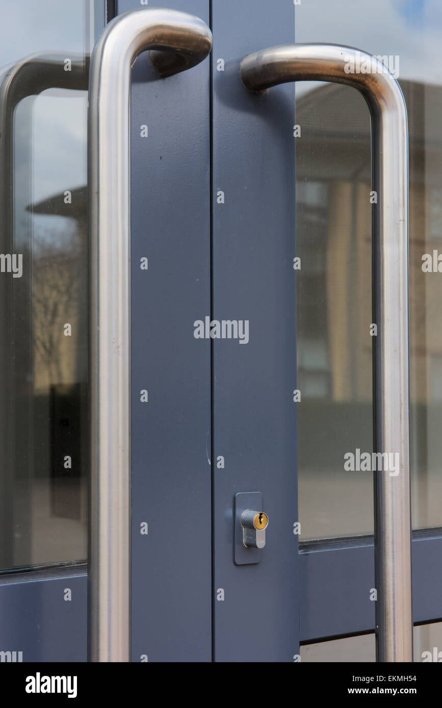 Poignées de porte de bureau moderne Banque D'Images