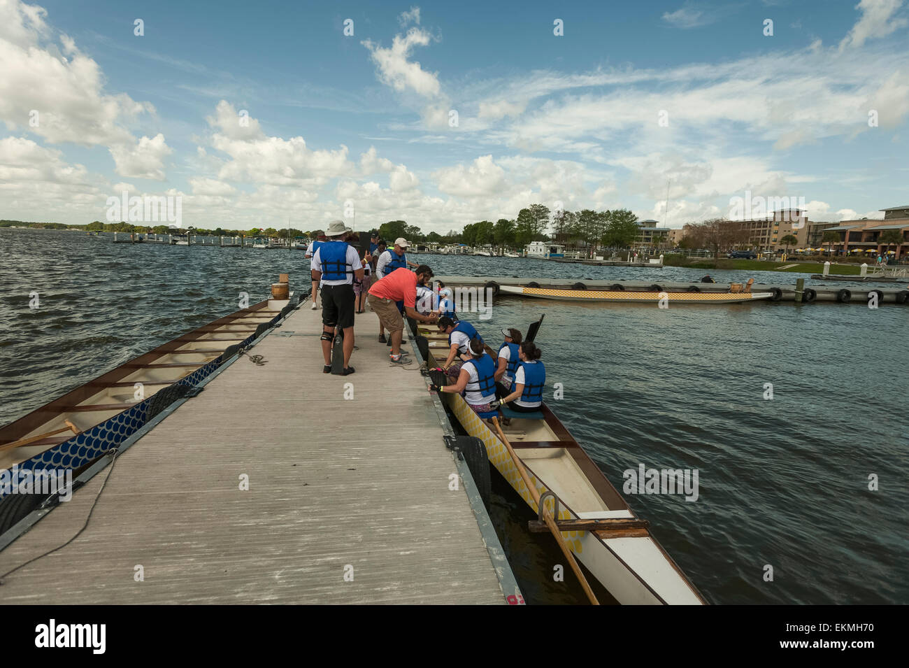 La course de bateaux-dragons à un événement local dans la région de Tavares, Florida USA Banque D'Images