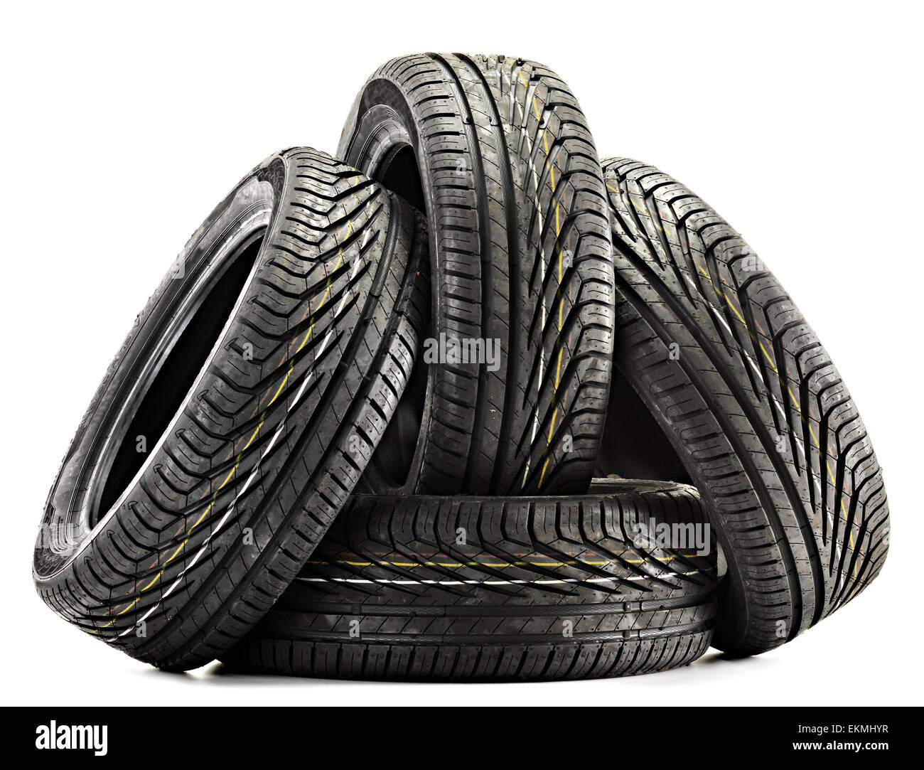 Quatre nouveaux pneus noir isolé sur fond blanc Banque D'Images
