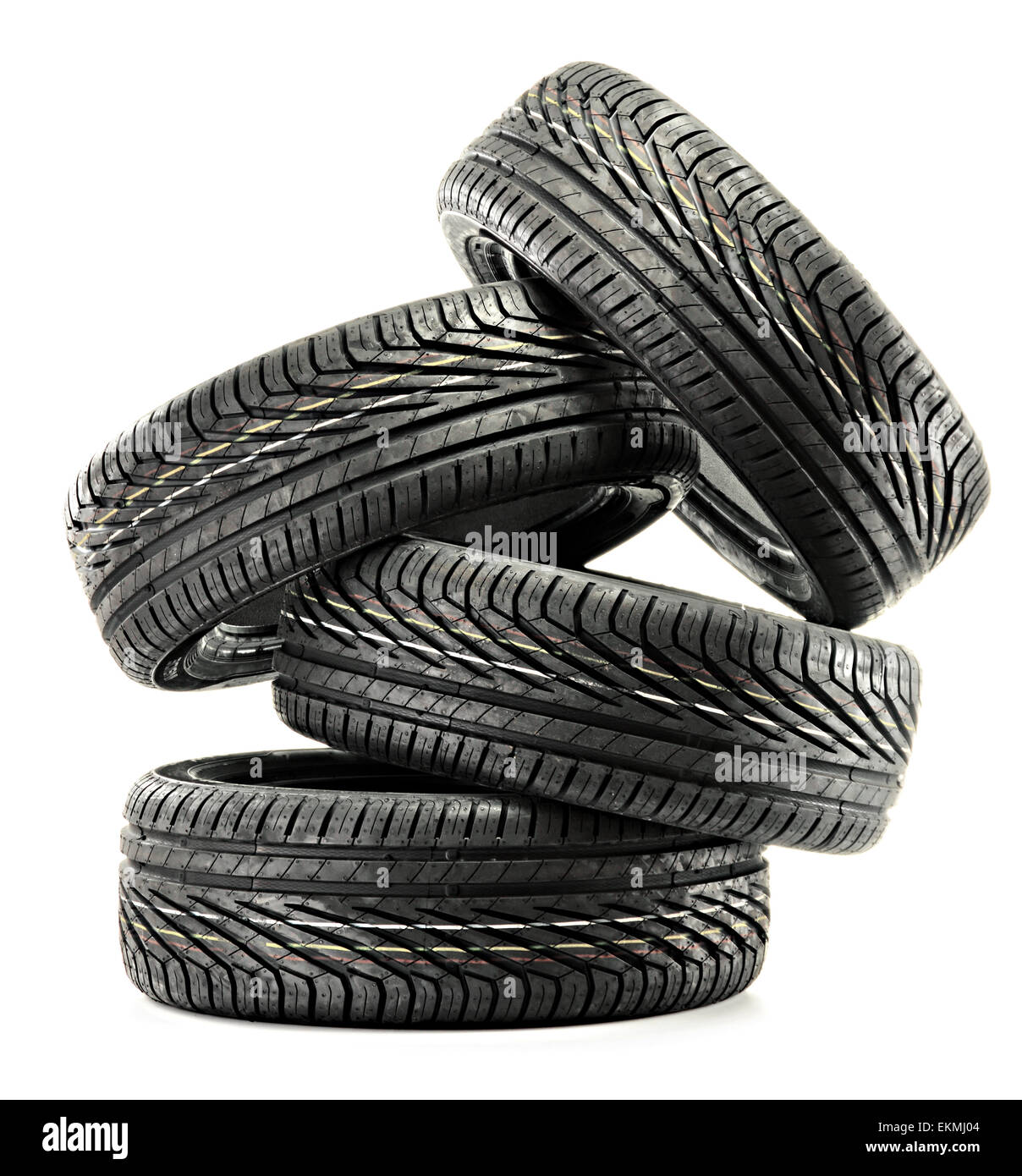 Quatre nouveaux pneus noir isolé sur fond blanc Banque D'Images