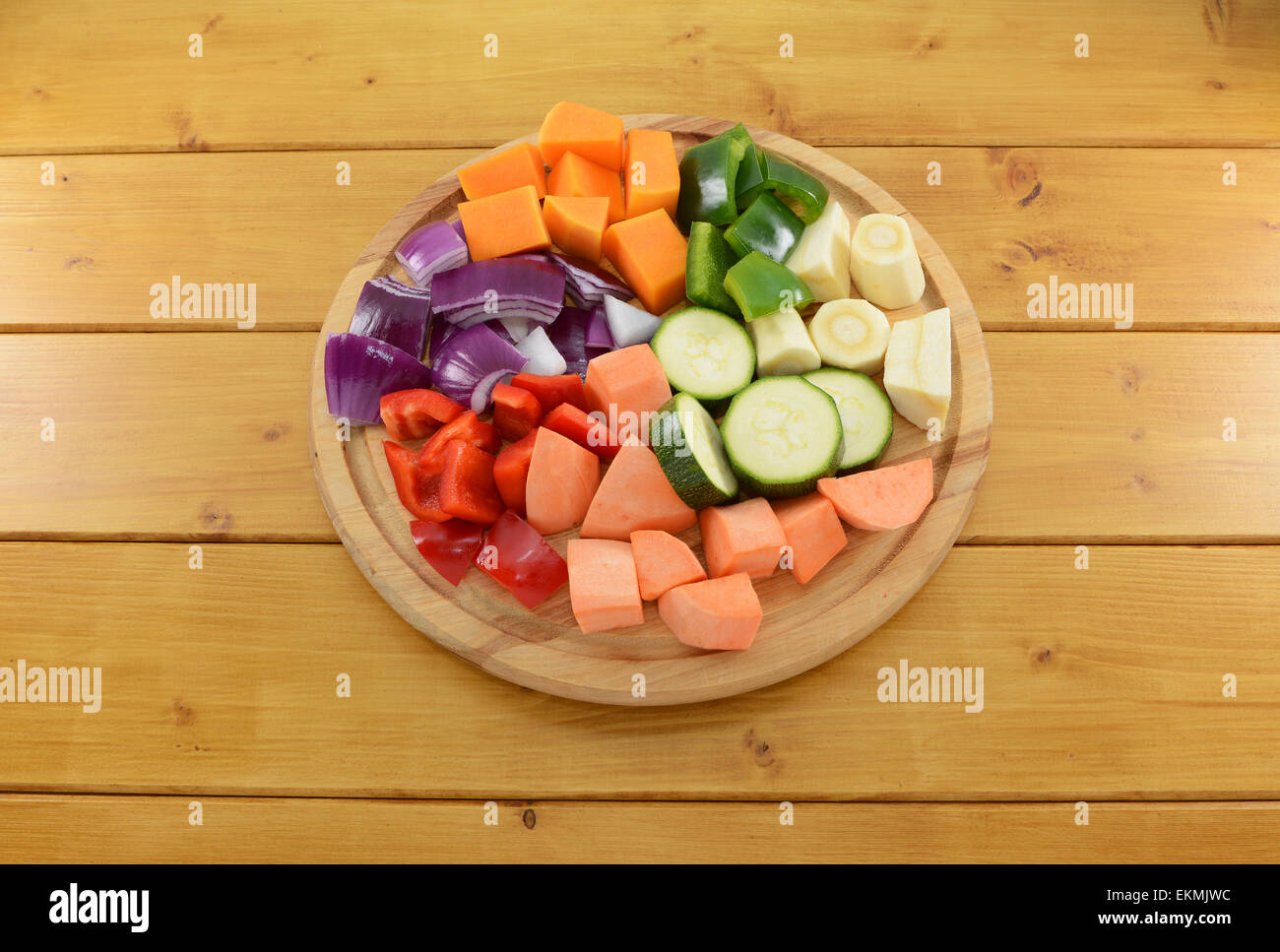 Sélection de légumes hachés sur une planche à découper en bois Banque D'Images