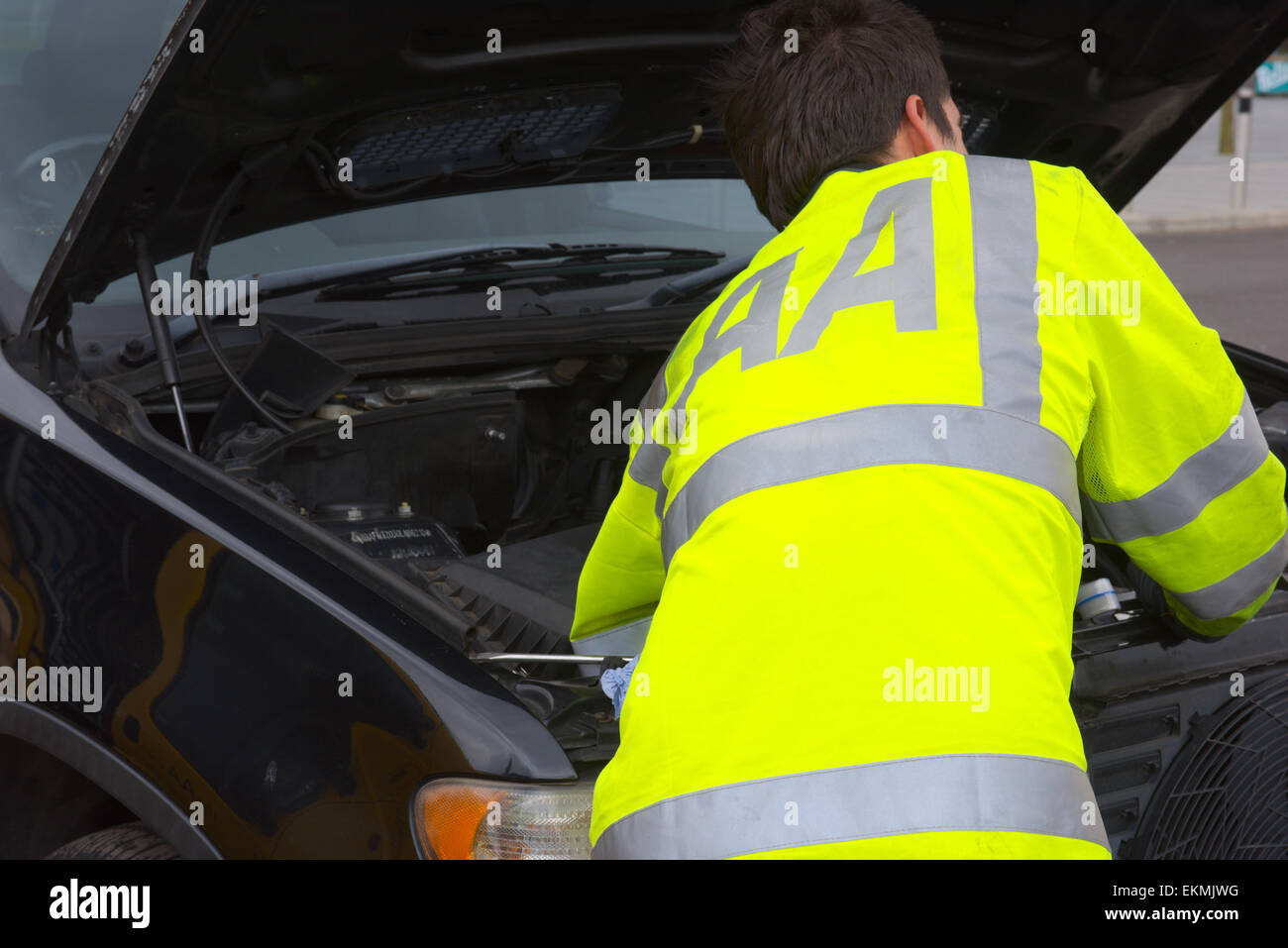Assistance routière AA mécanicien de voiture ventilées sur Banque D'Images