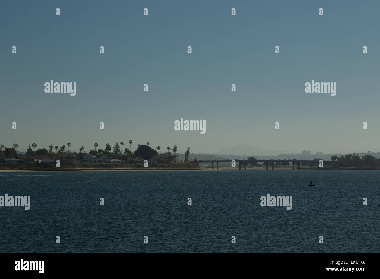 Une photographie de Mission Bay à San Diego, à l'égard fisherman's channel. Mission Bay est une baie d'eau salée. Banque D'Images