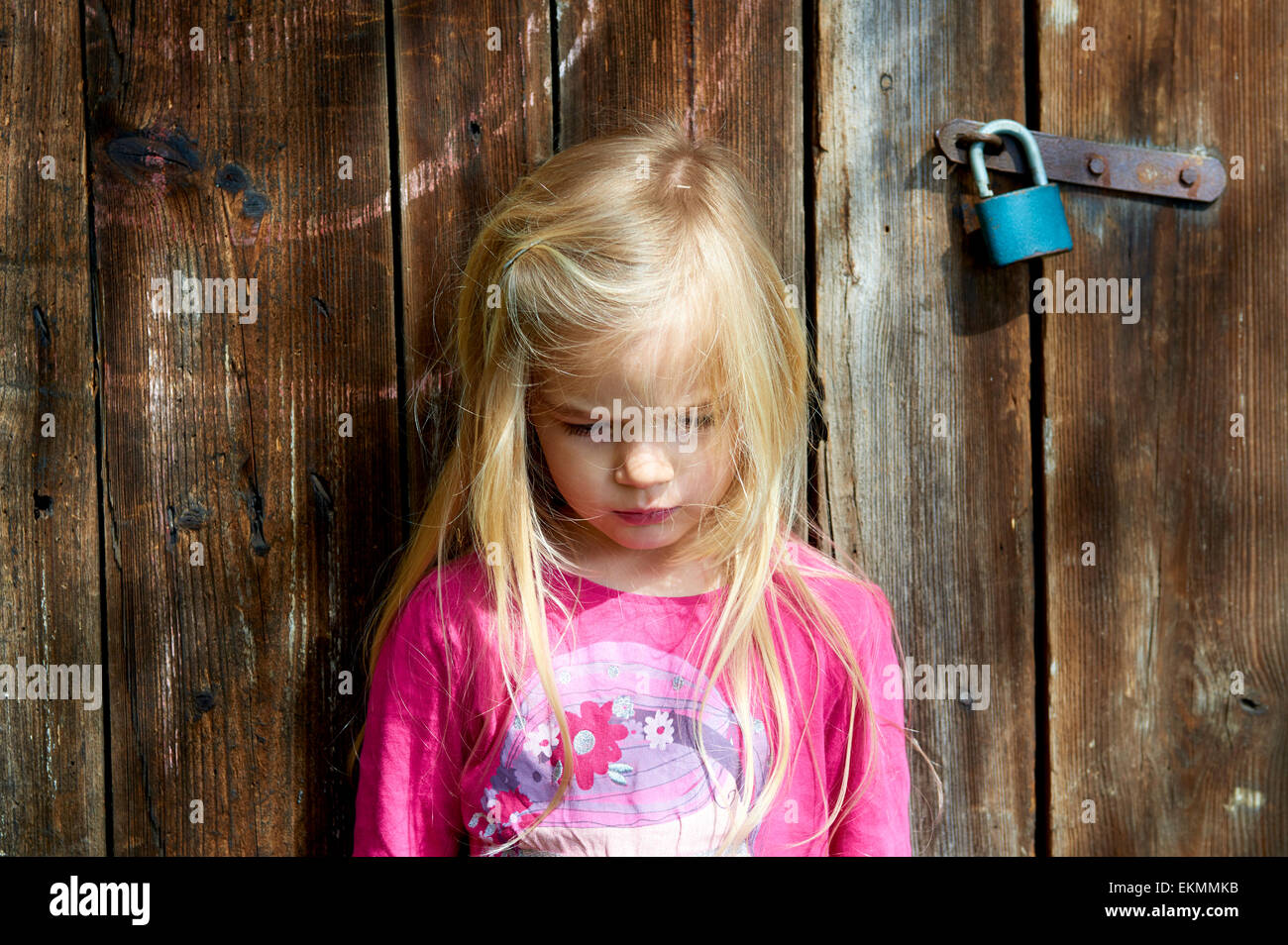 Seul enfant triste petite fille, l'été, à l'extérieur, portrait Banque D'Images