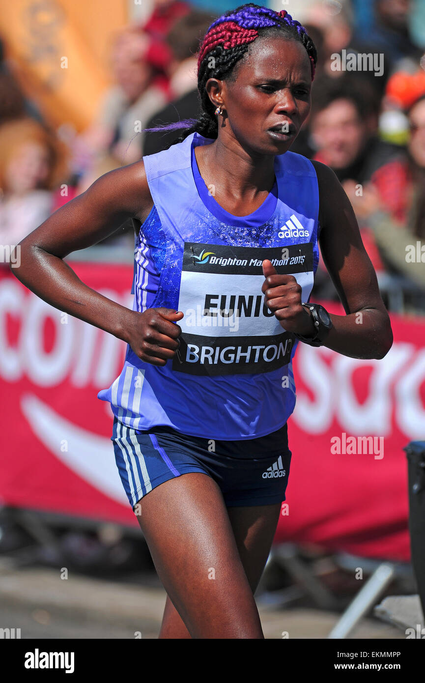 Brighton, UK. Apr 12, 2015. Eunice Kales 3e place dans la course de la femme au Marathon de Brighton, Brighton, England, UK Dimanche 12 Avril 2015 Credit : KEITH MAYHEW/Alamy Live News Banque D'Images