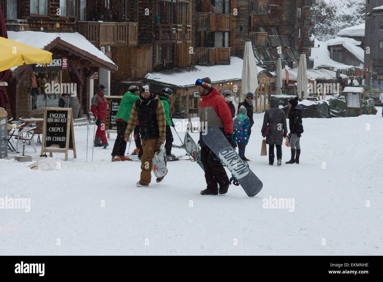 Tourisme Snowboarder walking holding occupé d'amis Banque D'Images