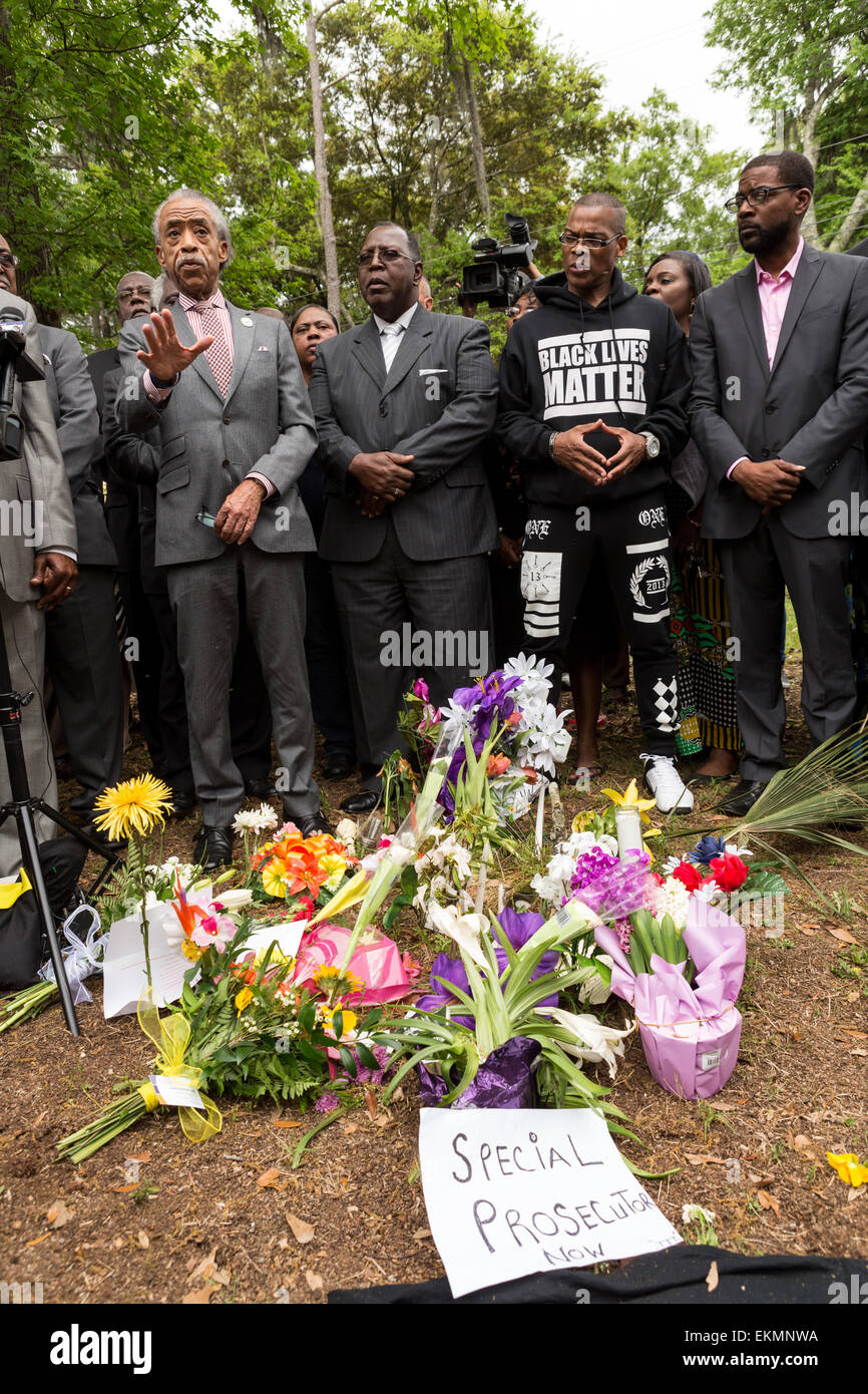 Le révérend Al Sharpton parle lors d'une manifestation pacifique à l'endroit où l'automobiliste non armés Walter Scott a été abattu par la police le 12 avril 2015 à North Charleston, Caroline du Sud. Environ 100 personnes se sont présentées pour le bref vigil à la suite d'un service de guérison à l'Église baptiste de la mission de bienfaisance. Banque D'Images