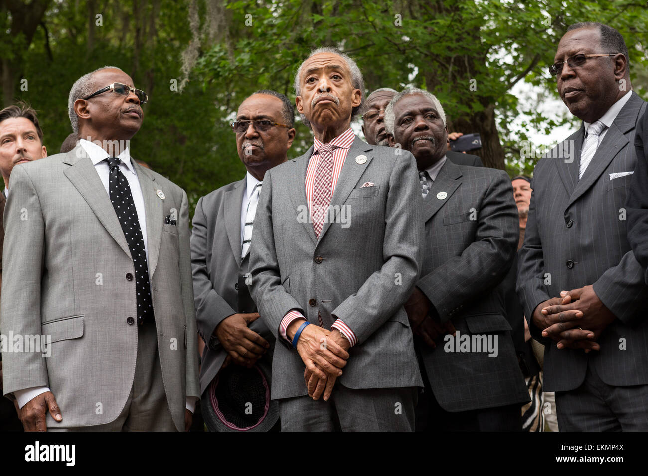 Le révérend Al Sharpton est avec les dirigeants des droits civils au cours d'une manifestation pacifique à l'endroit où l'automobiliste non armés Walter Scott a été abattu par la police le 12 avril 2015 à North Charleston, Caroline du Sud. Environ 100 personnes se sont présentées pour le bref vigil à la suite d'un service de guérison à l'Église baptiste de la mission de bienfaisance. Banque D'Images