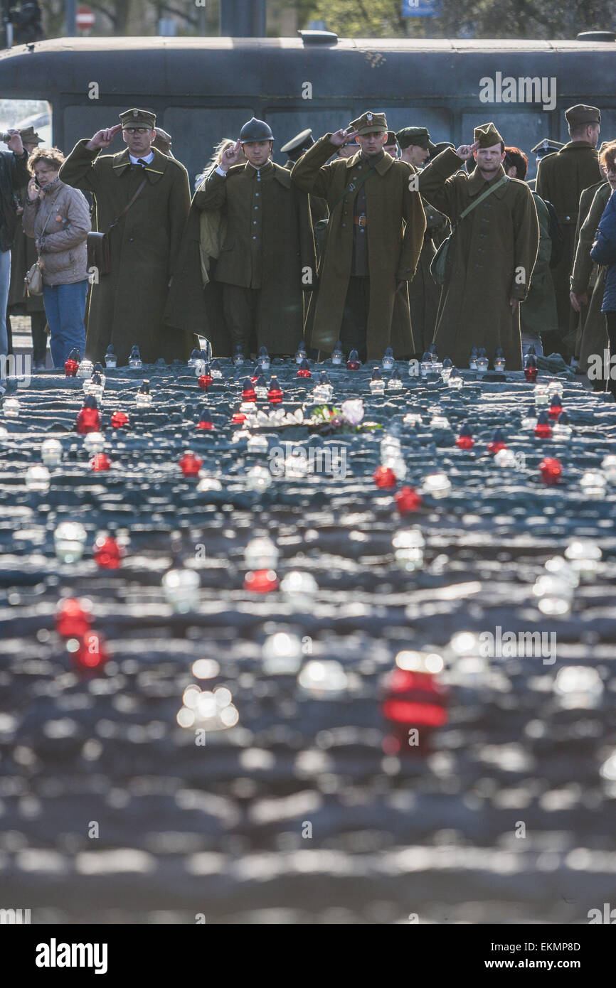 Varsovie, Mazovie, Pologne. Apr 12, 2015. Les participants habillés en 40Â's les saluent de memorial bougies durant la période de mars à Varsovie en mémoire des plus de 20 000 Polonais tués dans la forêt de Katyn durant la Deuxième Guerre mondiale par les forces de sécurité soviétique appelé NKVD. © Celestino Arce/ZUMA/ZUMAPRESS.com/Alamy fil Live News Banque D'Images