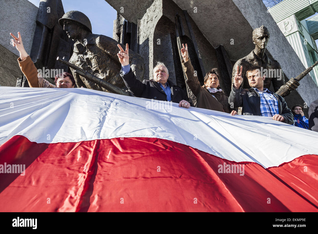 Varsovie, Mazovie, Pologne. Apr 12, 2015. En Europe montrer leur soutien à la mémoire des morts de plus de 20 000 Polonais tués par les forces de sécurité soviétique, NKVD, au cours de la II Guerre mondiale dans la forêt de Katyn. En arrière-plan les statues de la ''Monument aux insurgés de Varsovie' © Celestino Arce/ZUMA/ZUMAPRESS.com/Alamy fil Live News Banque D'Images