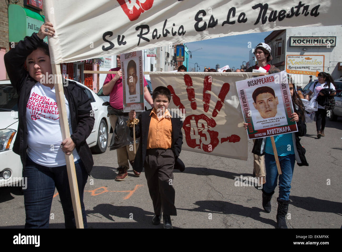 Detroit, Michigan, USA. 12 avril, 2015. Les manifestants ont défilé à travers le quartier mexico-Detroit pour protester contre la disparition de 43 septembre 2014 les élèves du collège des enseignants dans le sud de l'État mexicain de Guerrero. Les étudiants de Ayotzinapa Collège de formation des enseignants auraient été arrêtés par la police locale qui les a remis à un gang de la drogue. Parents de disparus s'est joint à la protestation ; ils se rendent dans les villes à travers les États-Unis pour raconter leur histoire. Crédit : Jim West/Alamy Live News Banque D'Images