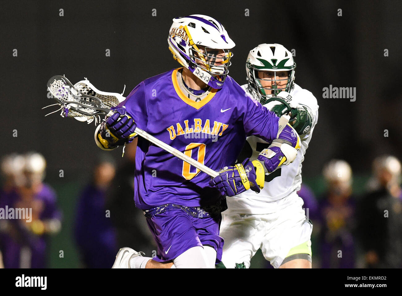 11 avril 2015 : le milieu de Great Danes Albany John Maloney (0) esquive à l'objectif passé Binghamton milieu Bearcats Emmett O'Hara (32) NCAA lors d'une partie de crosse entre les dogues et l'Albany Binghamton Bearcats Bearcats au Complexe sportif de Binghamton, New York. Albany a gagné le match 15-11. Barnes riche/Cal Sport Media Banque D'Images