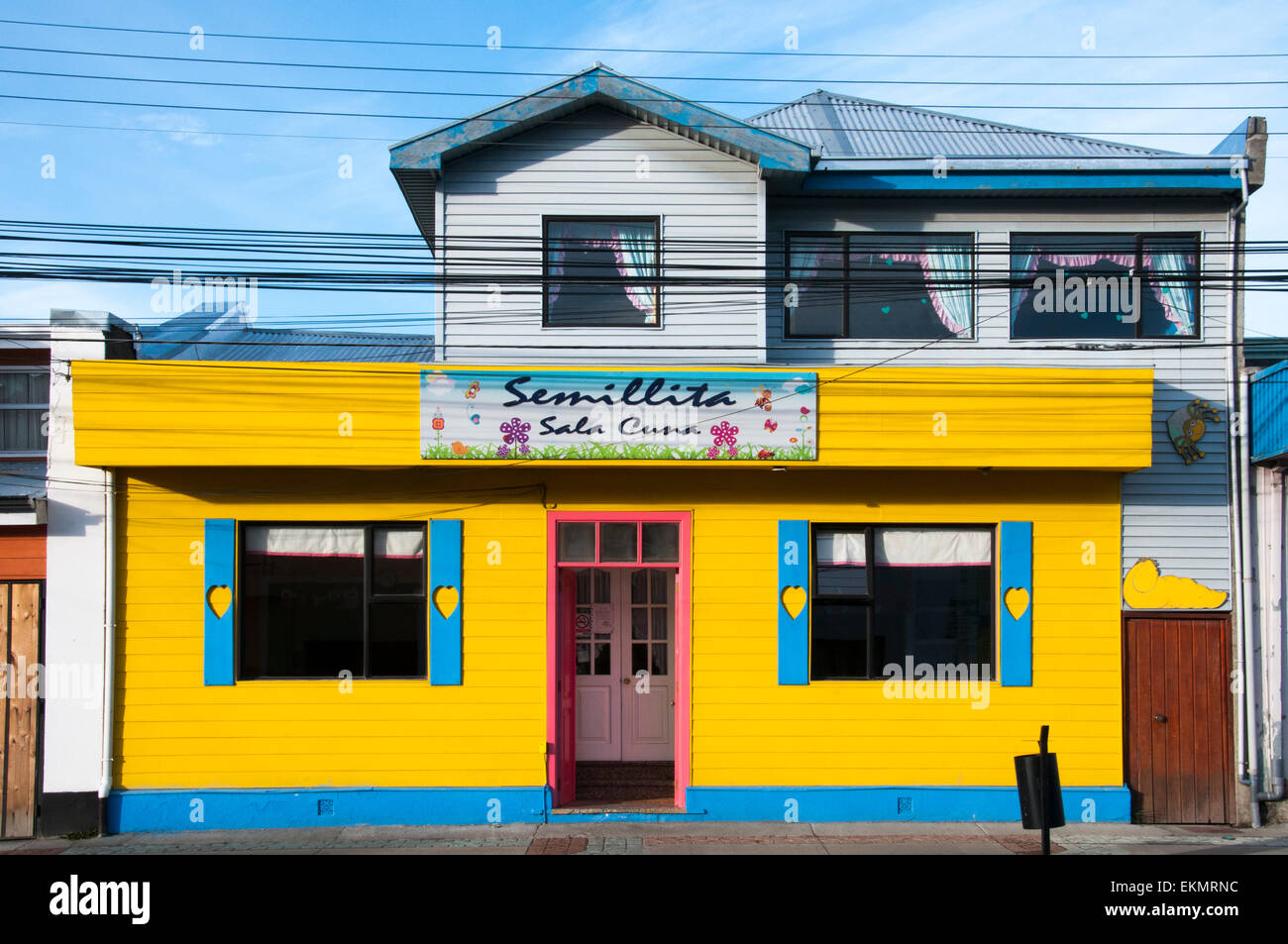 Peint aux couleurs vives, store à Punta Arenas, en Patagonie, au Chili Banque D'Images