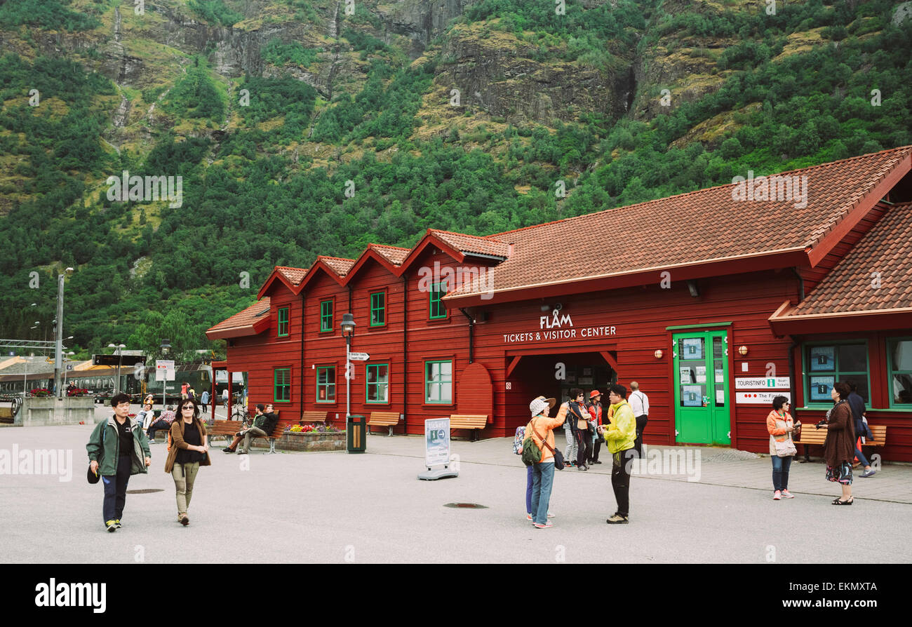 FLAM, NORVÈGE - Août 2, 2014 : Railway Station et port dans petite ville touristique de Flam sur le côté ouest de la Norvège dans les fjords profonds. Banque D'Images