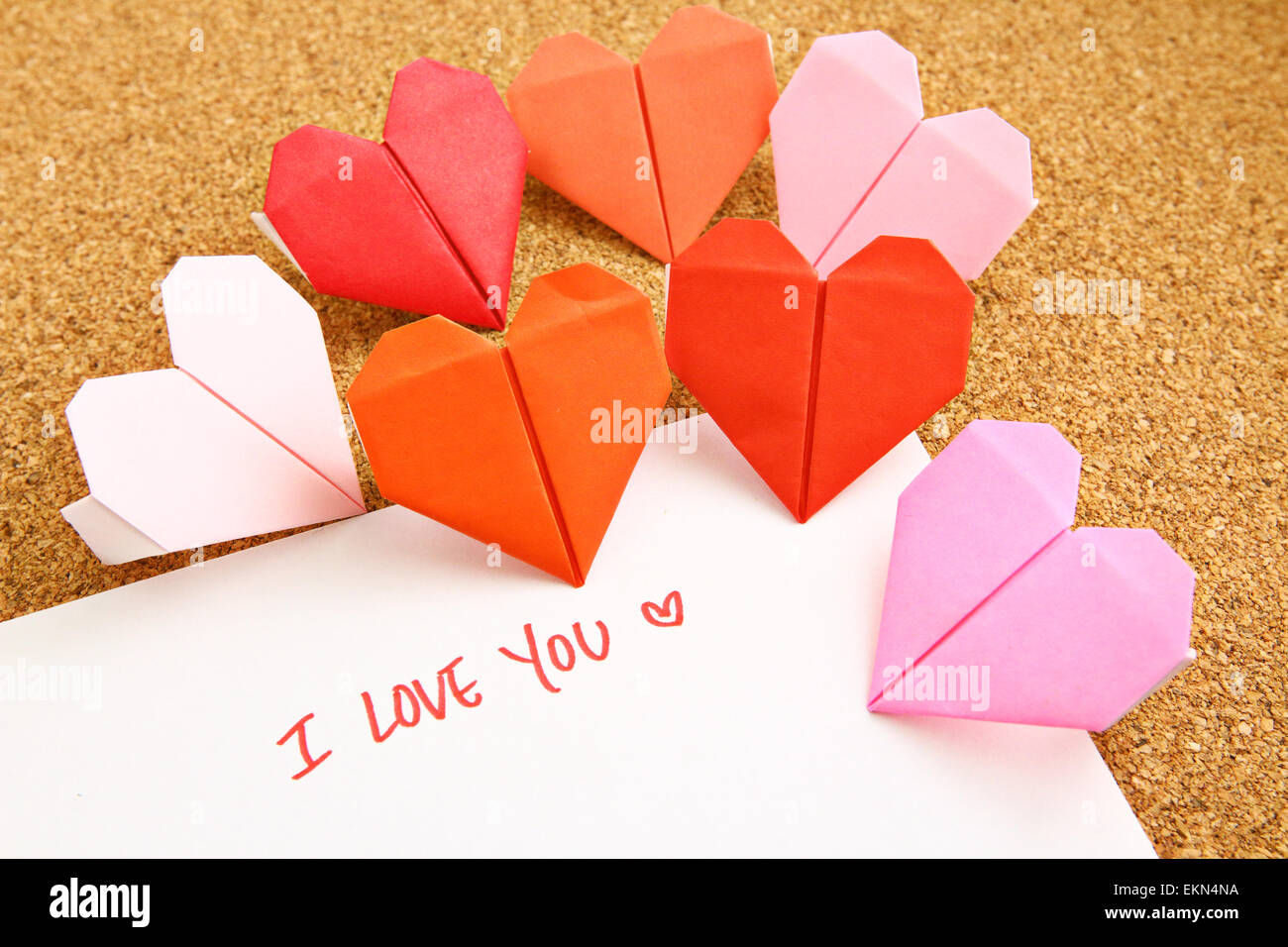 Coeurs en papier Origami avec message Photo Stock - Alamy