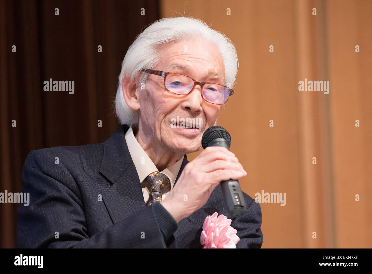 Tokyo, Japon. Apr 12, 2015. Yoshitaka Yamamoto parle lors d'une conférence marquant le 60e anniversaire de la première Japonaise lancement réussi du crayon 'Rocket' dans Kokubunji, accueil de la technologie aérospatiale, le dimanche, 12 avril, 2015. Comme une caméra haute vitesse, Yamamoto a participé à l'EPOC de décisions lancement du moins de 12 pouces rocket de l'Université de Tokyo's proving ground à Kokubunji le 12 avril 1955. © AFLO/Alamy Live News Banque D'Images