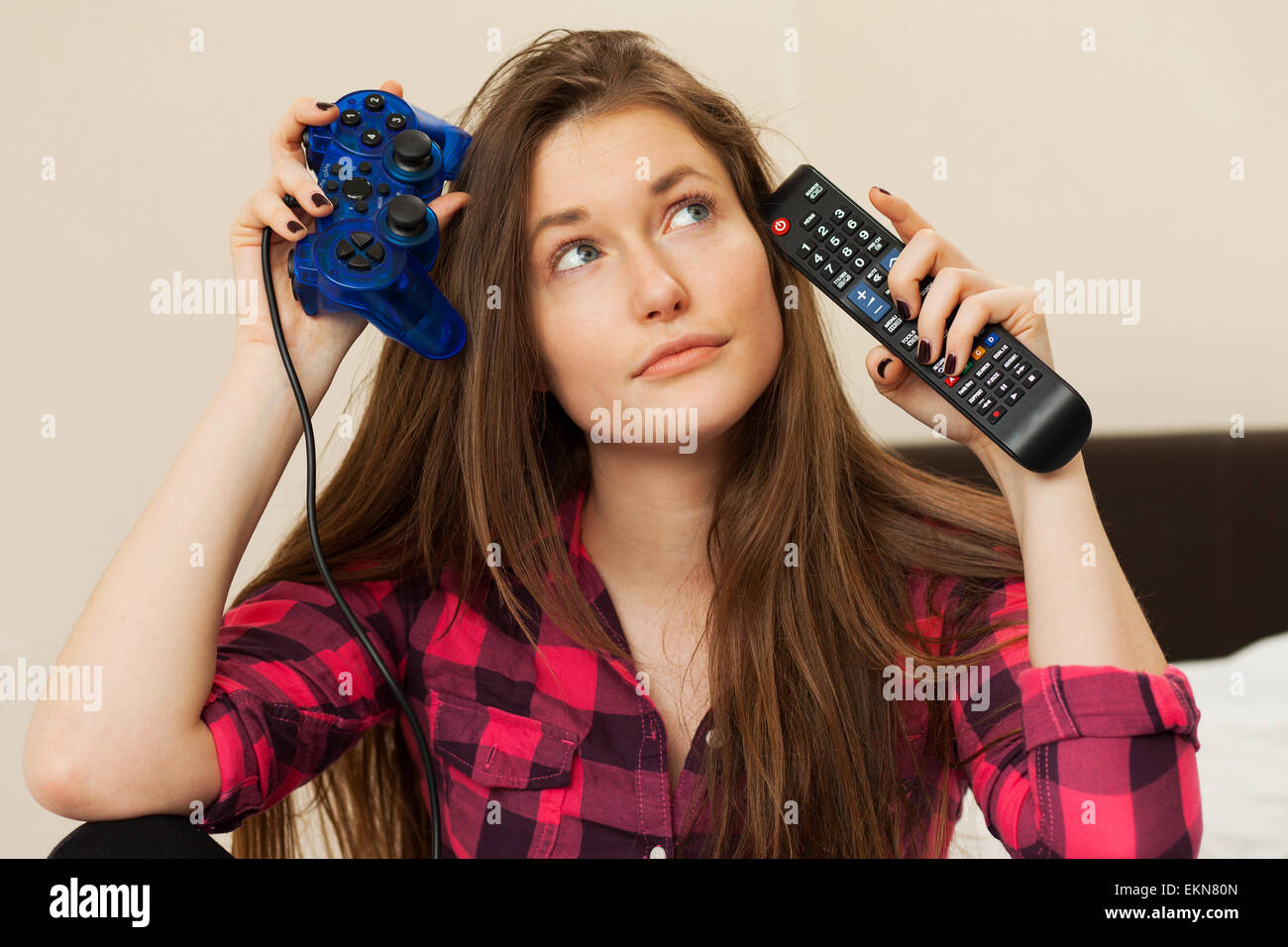 Jeune femme avec joystick et meuble TV Banque D'Images