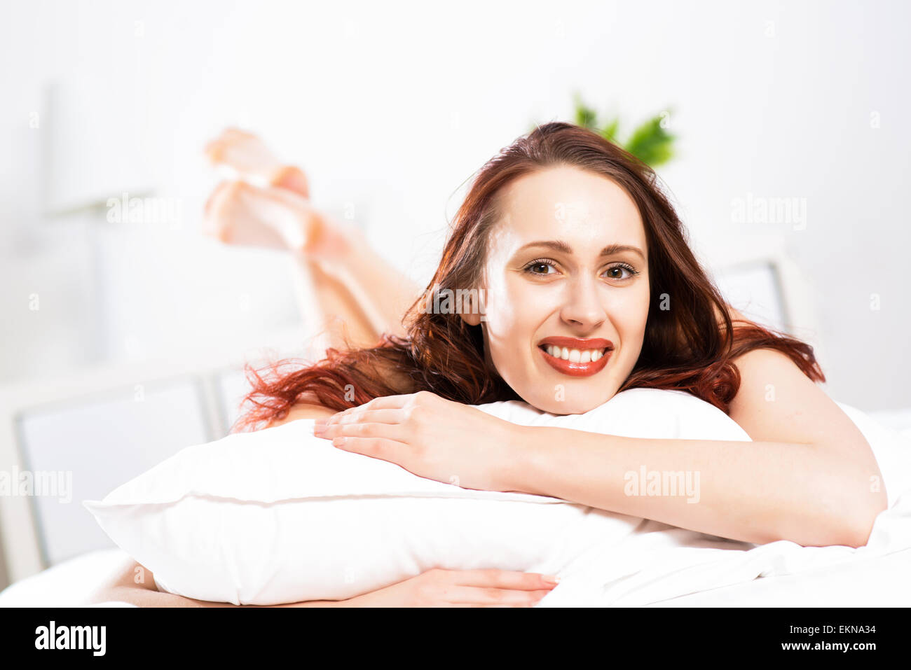 Portrait d'une jeune femme dans la chambre à coucher Banque D'Images